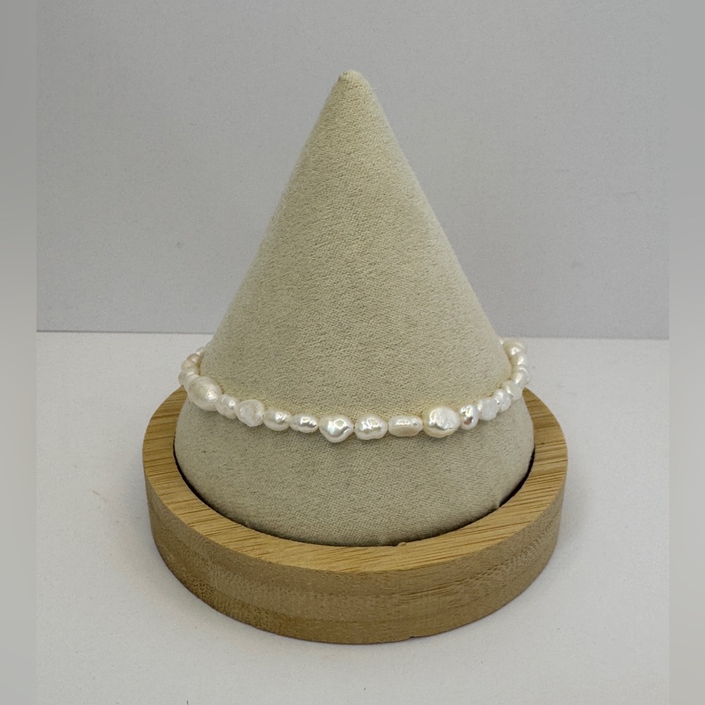 Luna Norte Elegant White Pearl Bracelet Size 9 NWOT